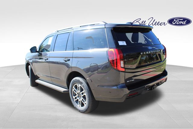 2025 Ford Expedition photo 3
