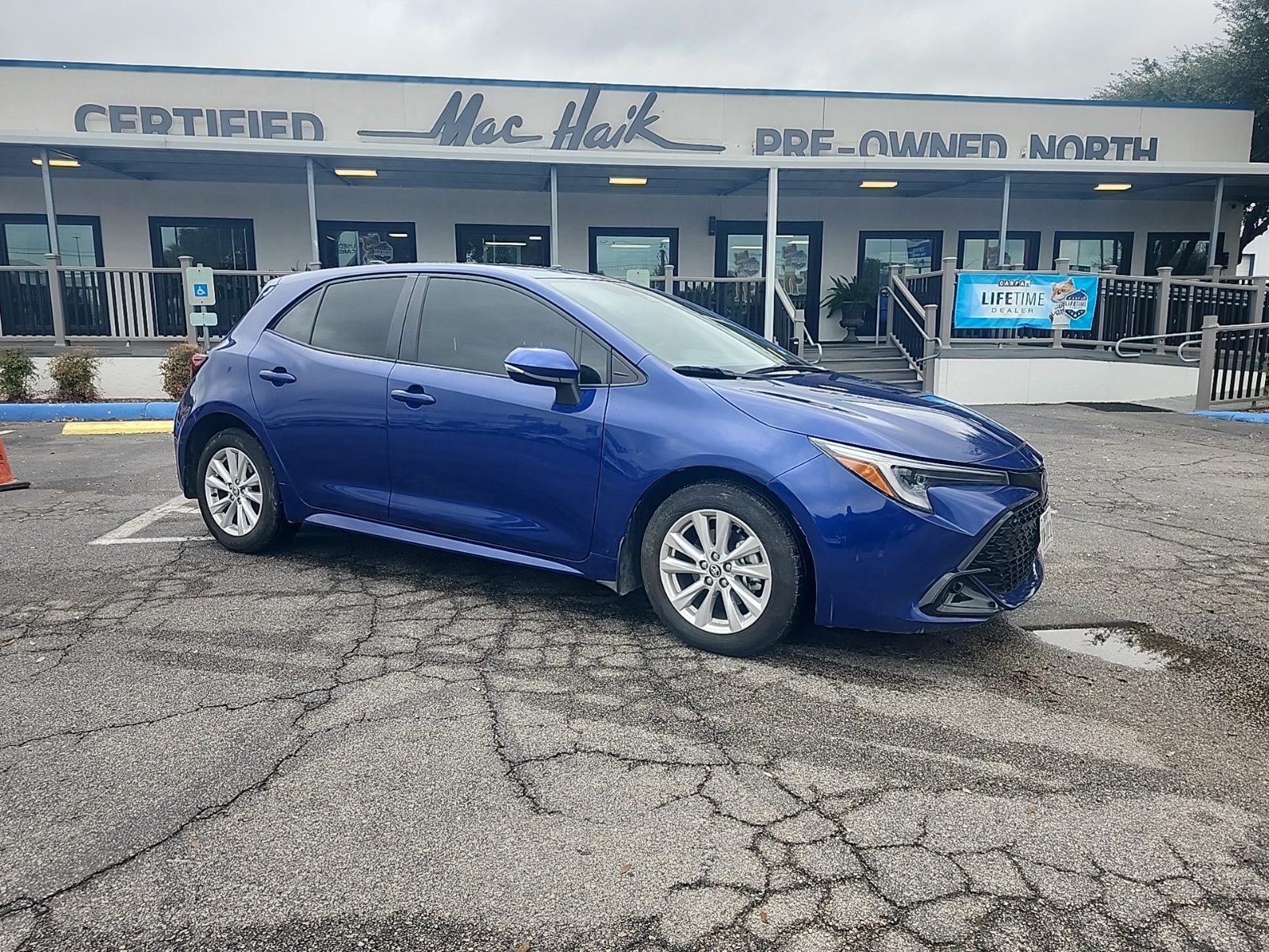 2024 Toyota Corolla Hatchback SE's photo