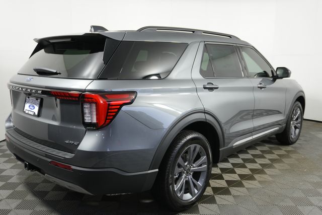2025 Ford Explorer photo 2
