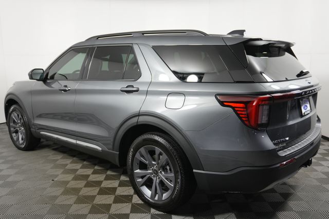 2025 Ford Explorer photo 4