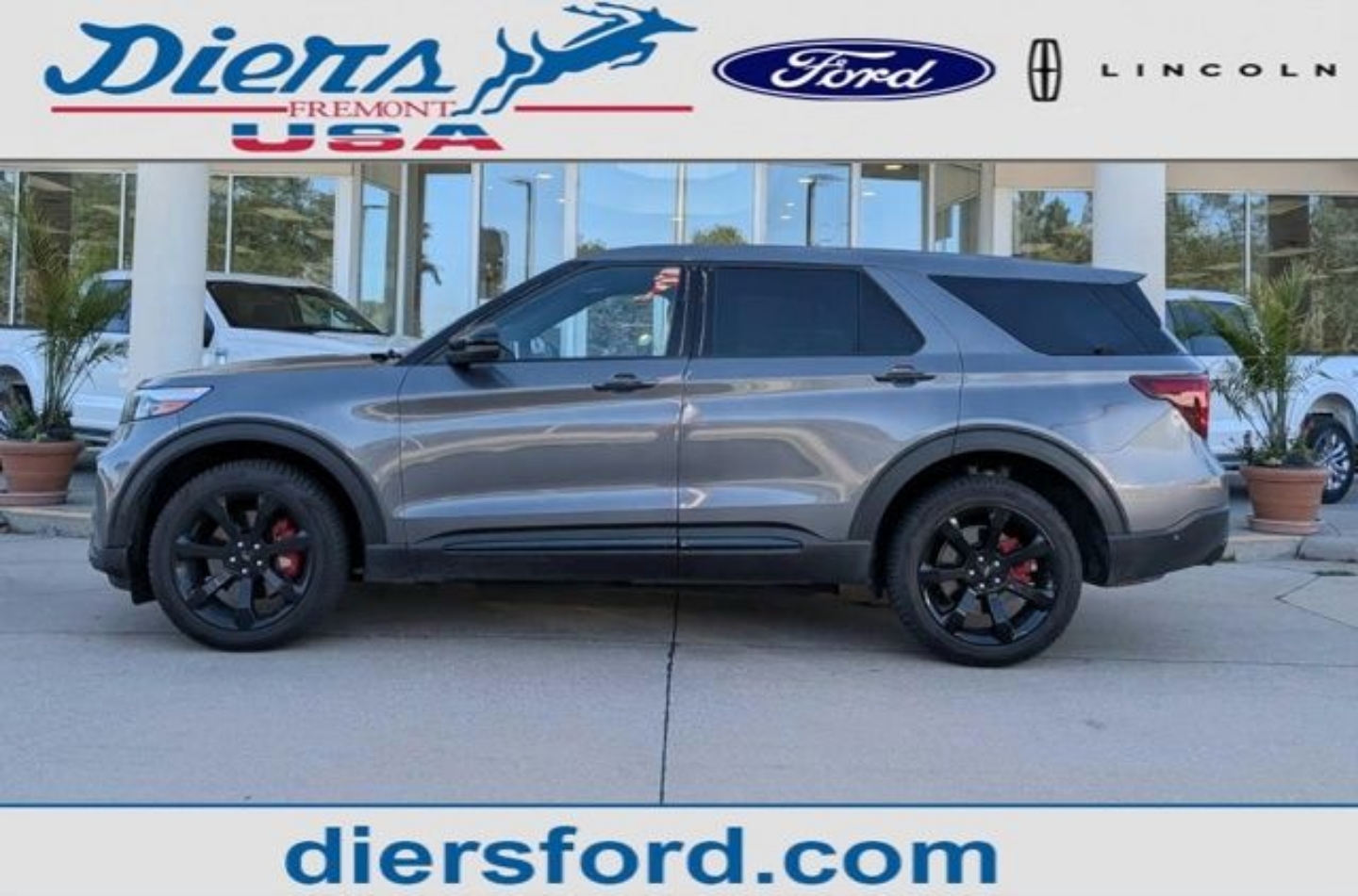 2022 Ford Explorer ST's photo