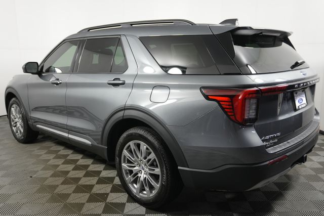 2025 Ford Explorer photo 2