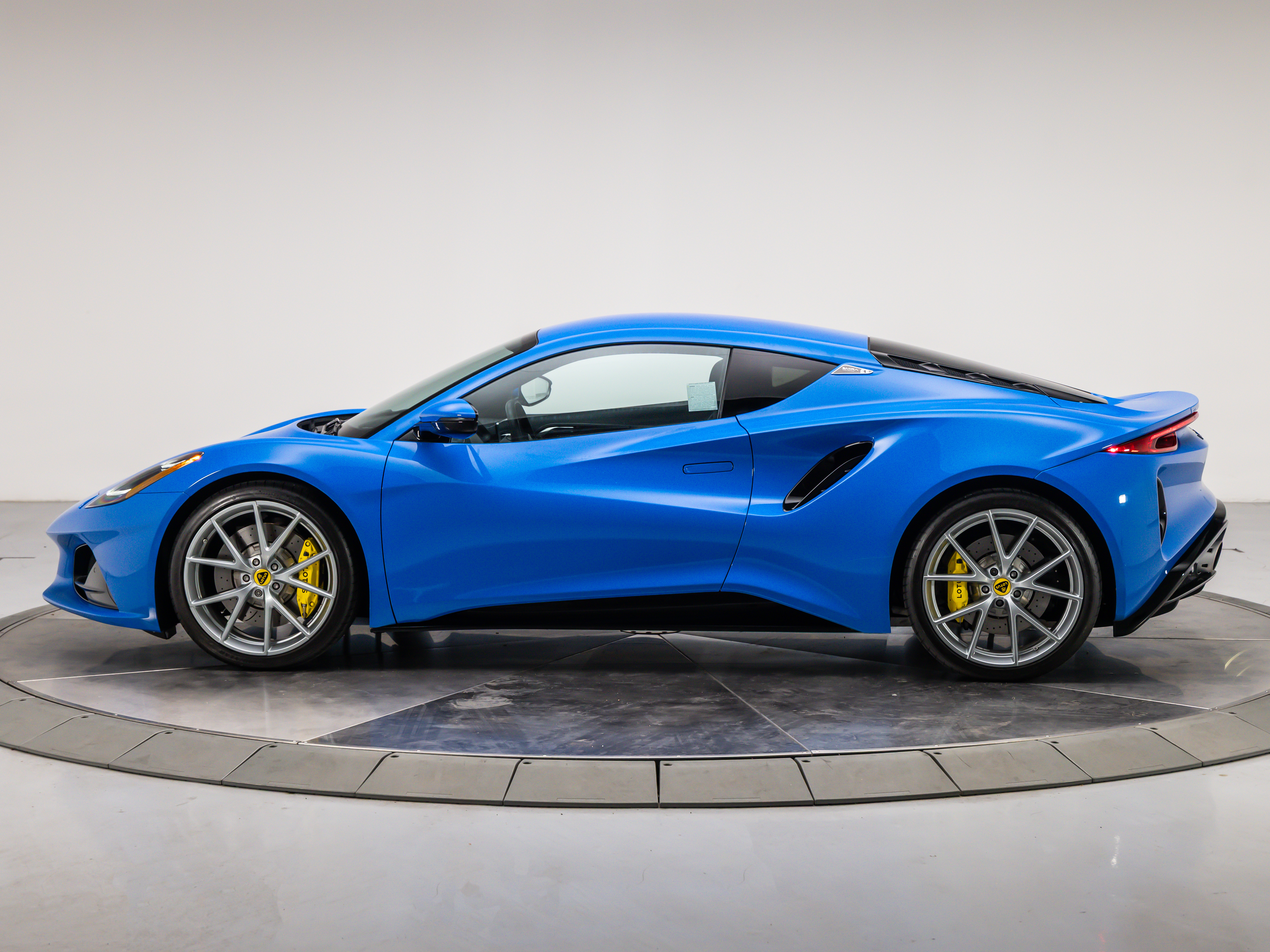 2024 Lotus Emira First Edition photo 2