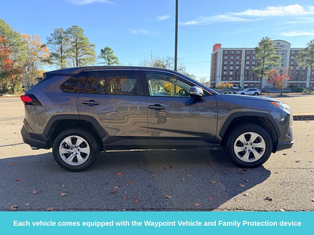 2023 Toyota RAV4 LE photo 3