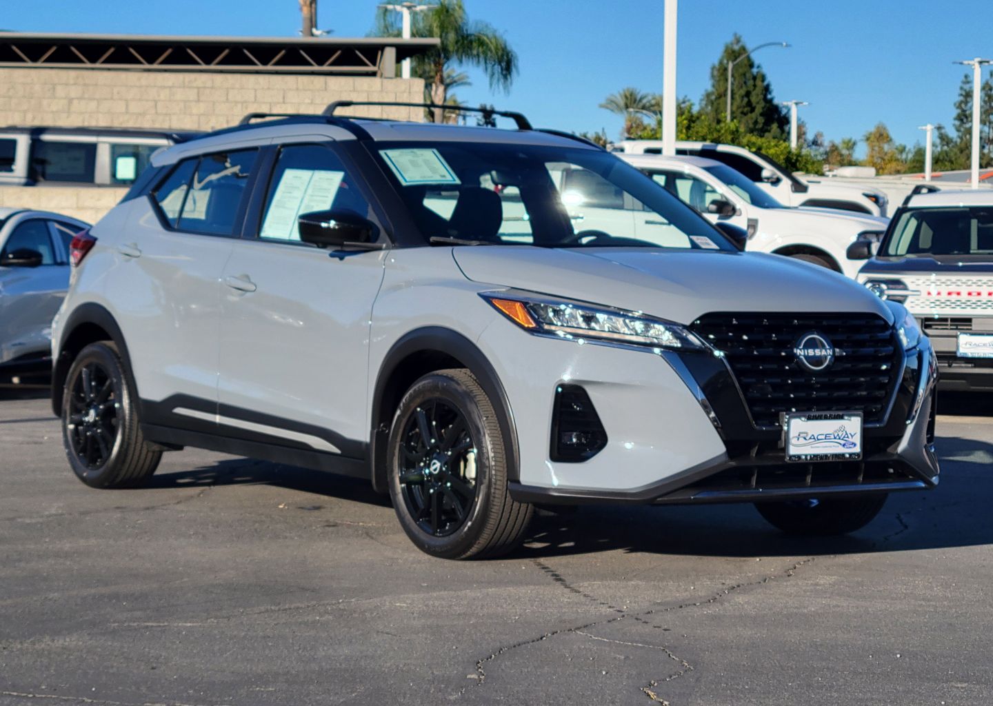 2022 Nissan Kicks SR
