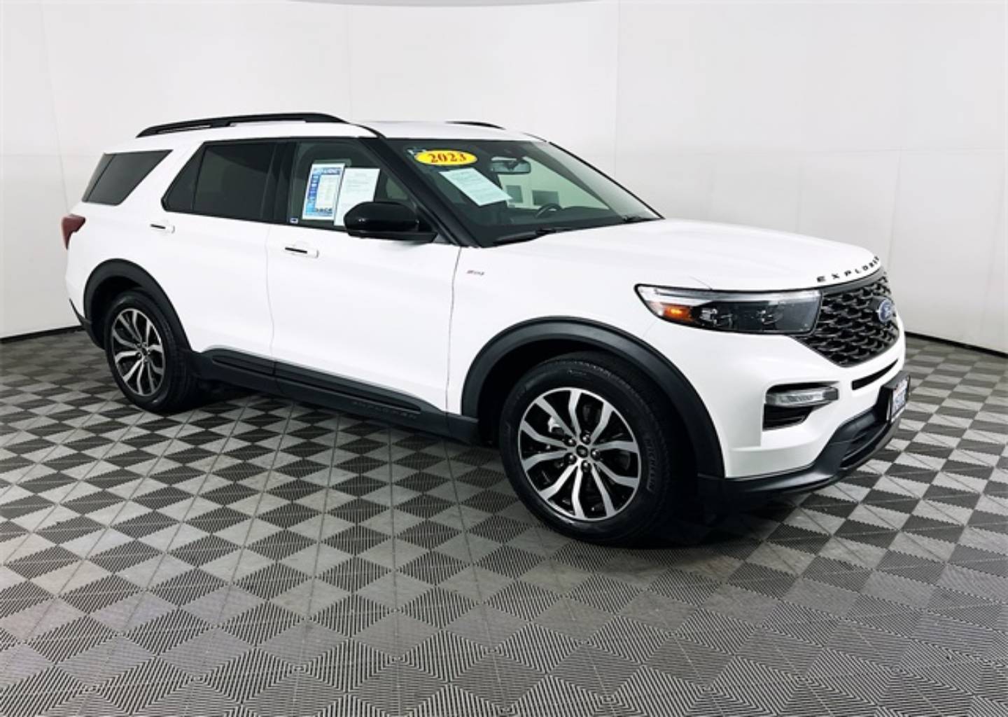 2023 Ford Explorer ST-LINE's photo