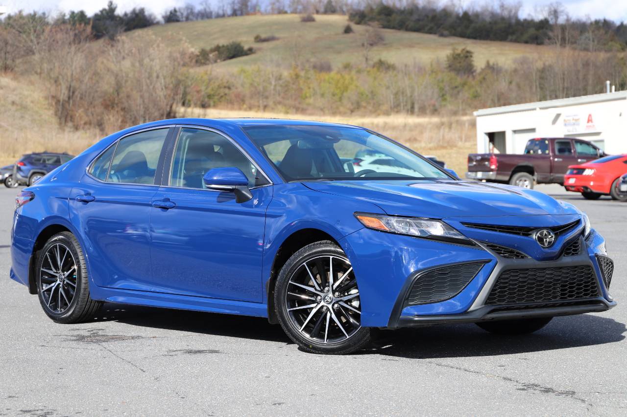 2024 Toyota Camry SE's photo