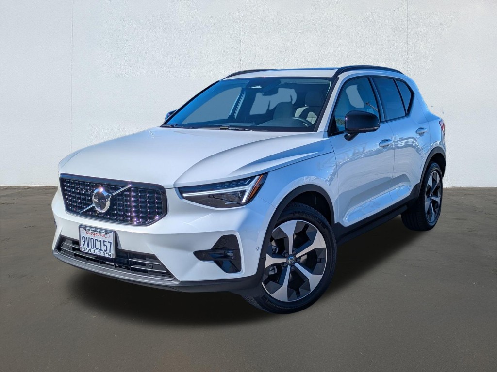 2025 Volvo XC40 B5 Plus Dark Theme