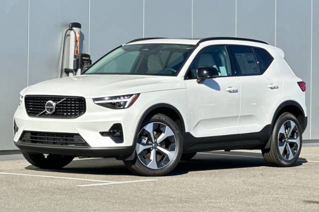 2026 Volvo XC40 B5 Plus