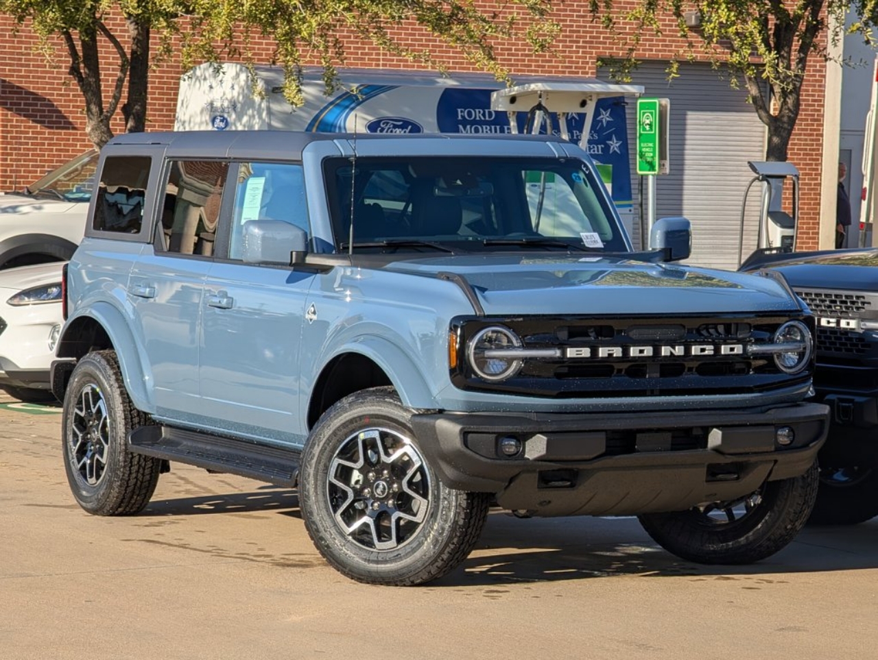 2025 Ford Bronco 4-Door Outer Banks's photo