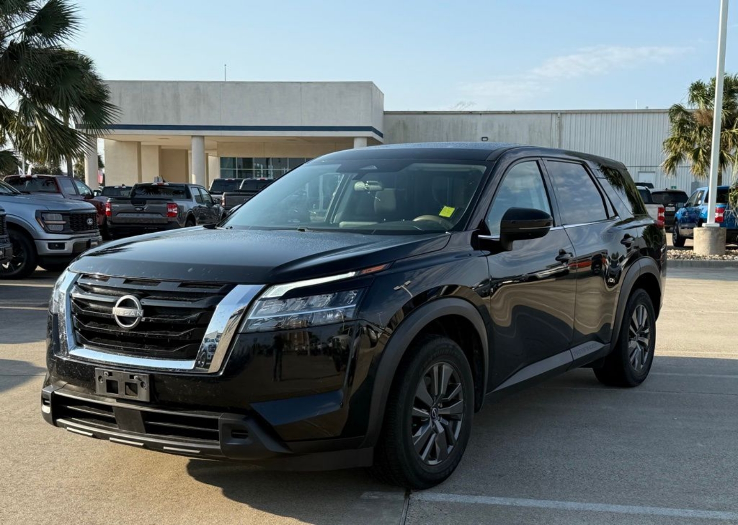 2022 Nissan Pathfinder S's photo