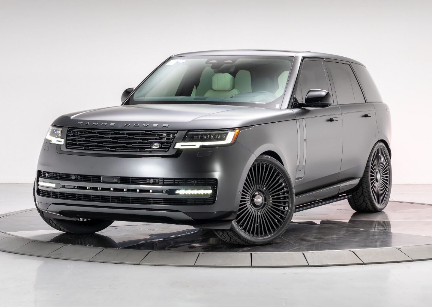 2025 Land Rover Range Rover SE's photo