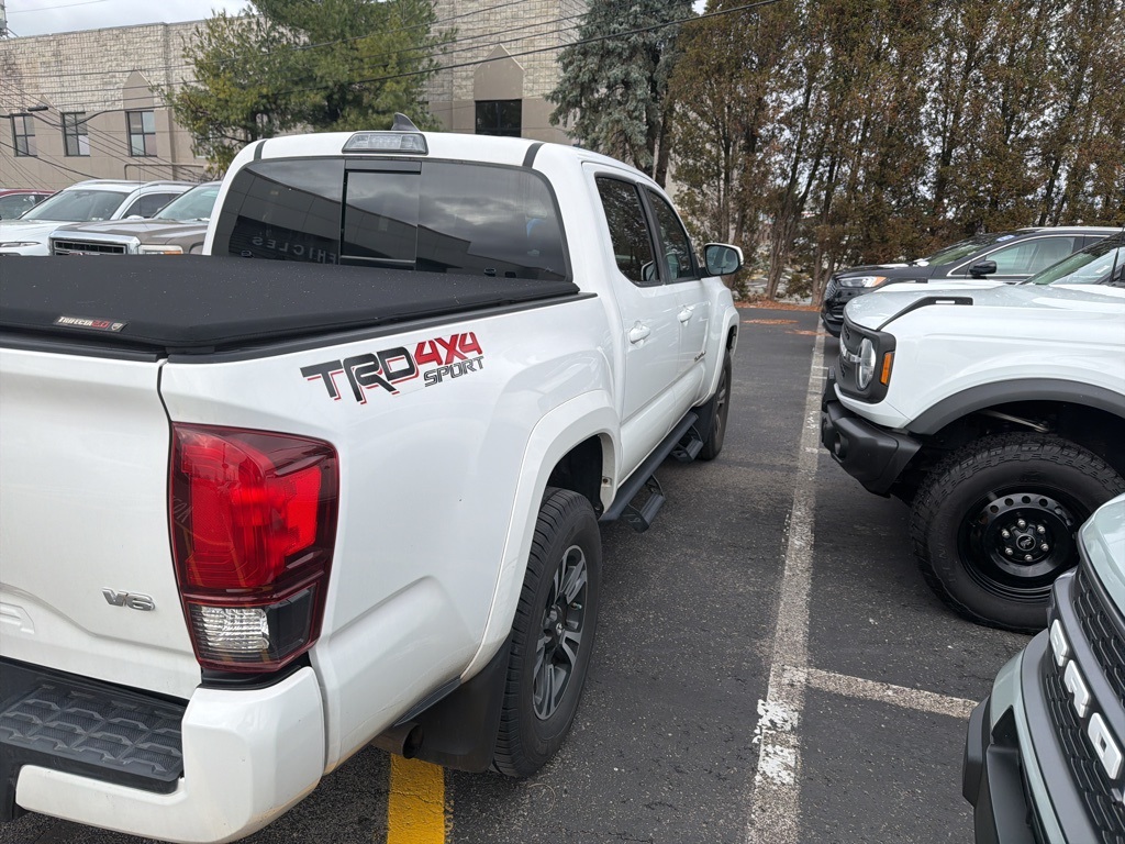 2019 Toyota Tacoma TRD Sport photo 2