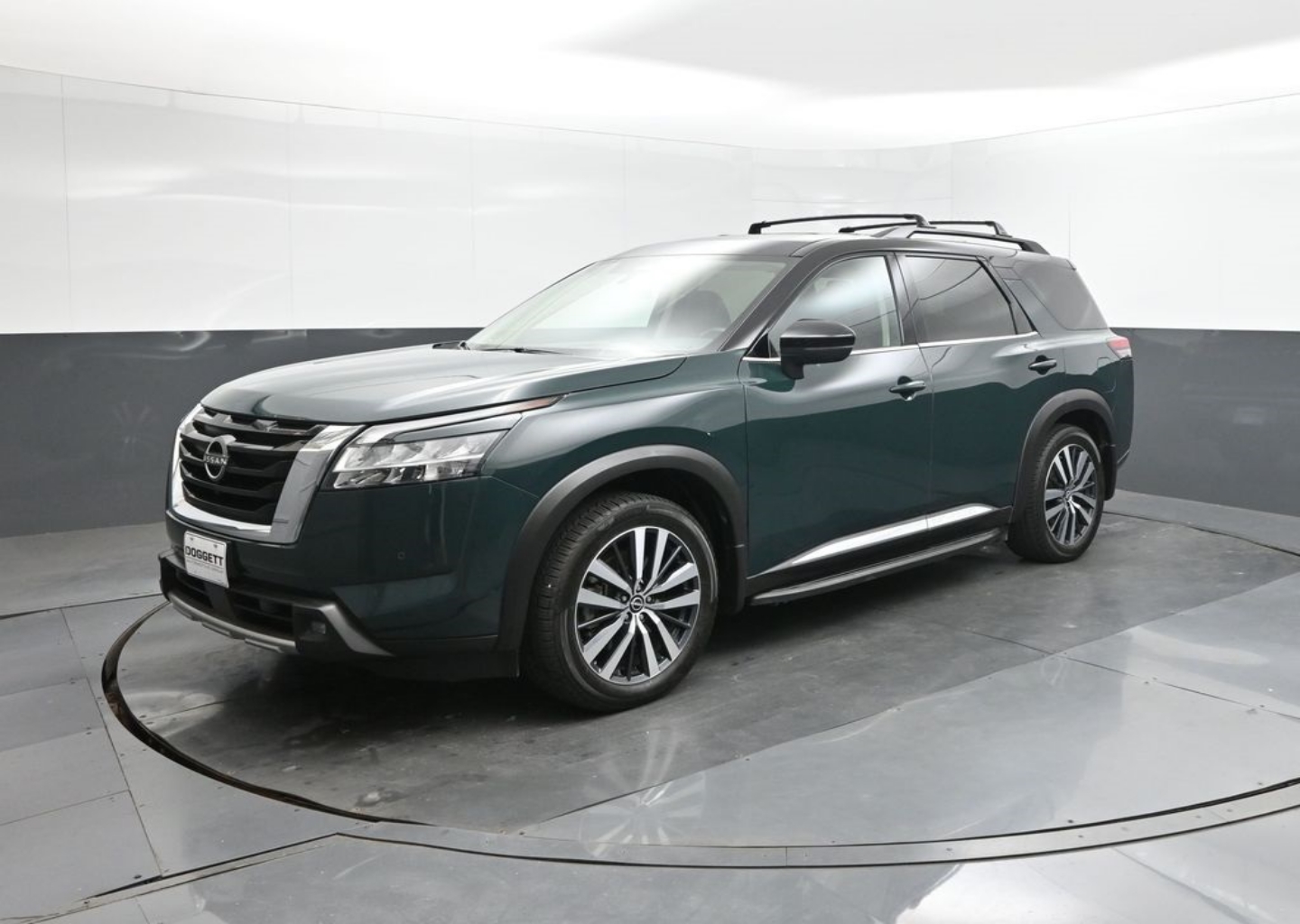 2022 Nissan Pathfinder Platinum's photo