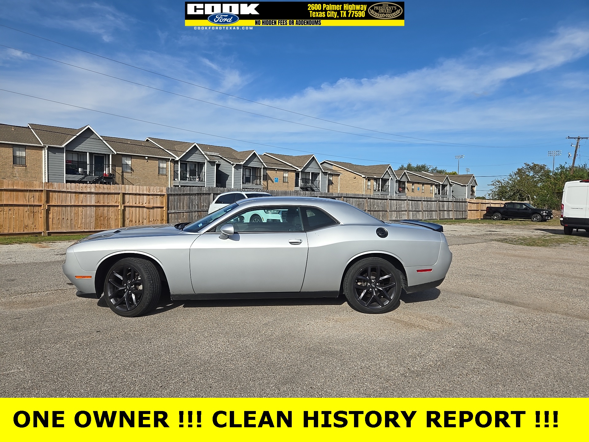 2022 Dodge Challenger SXT photo 2