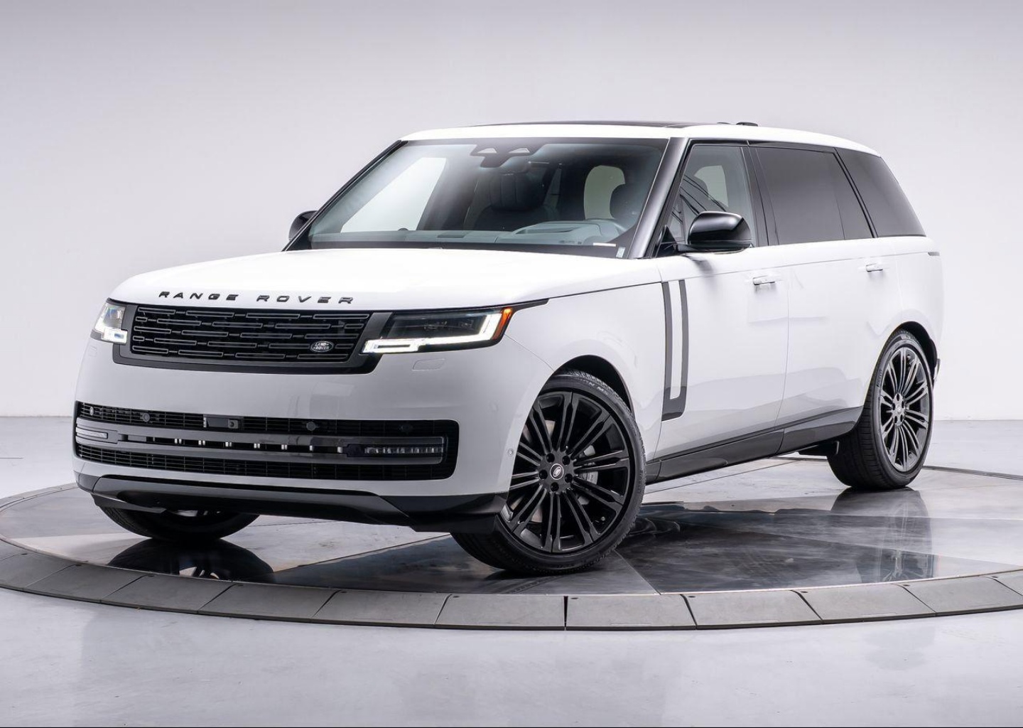 2025 Land Rover Range Rover SE's photo