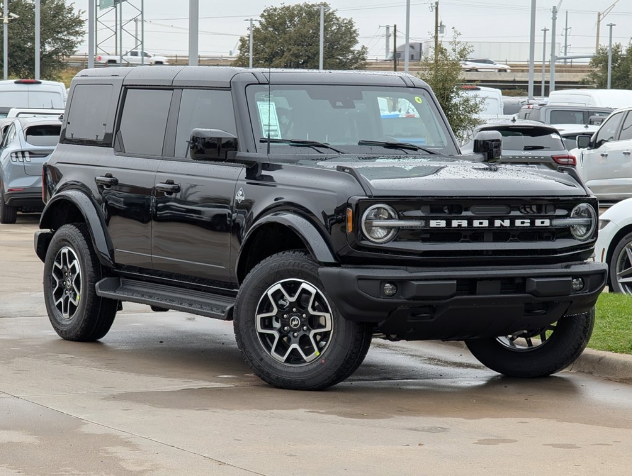 2025 Ford Bronco 4-Door Outer Banks's photo