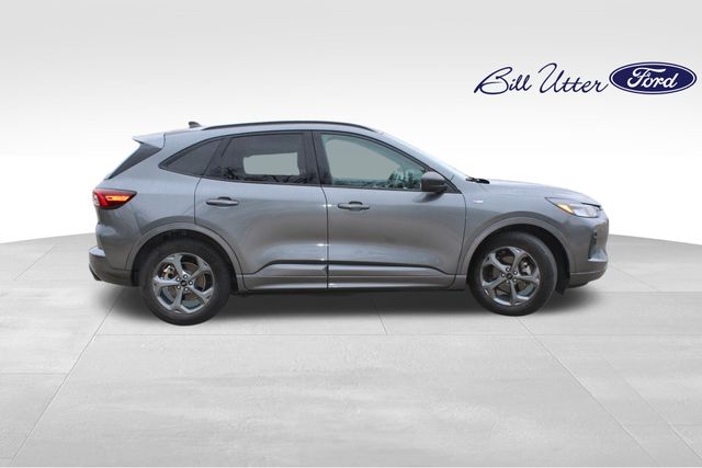 2023 Ford Escape ST-Line photo 2