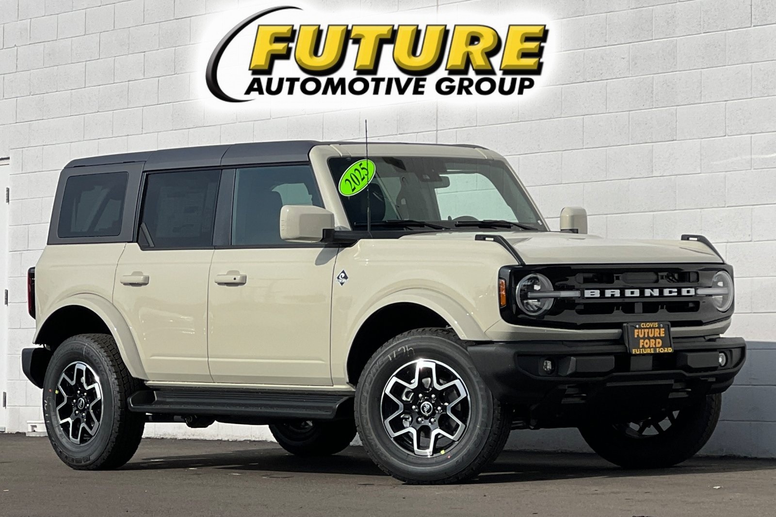 2025 Ford Bronco 4-Door Outer Banks's photo