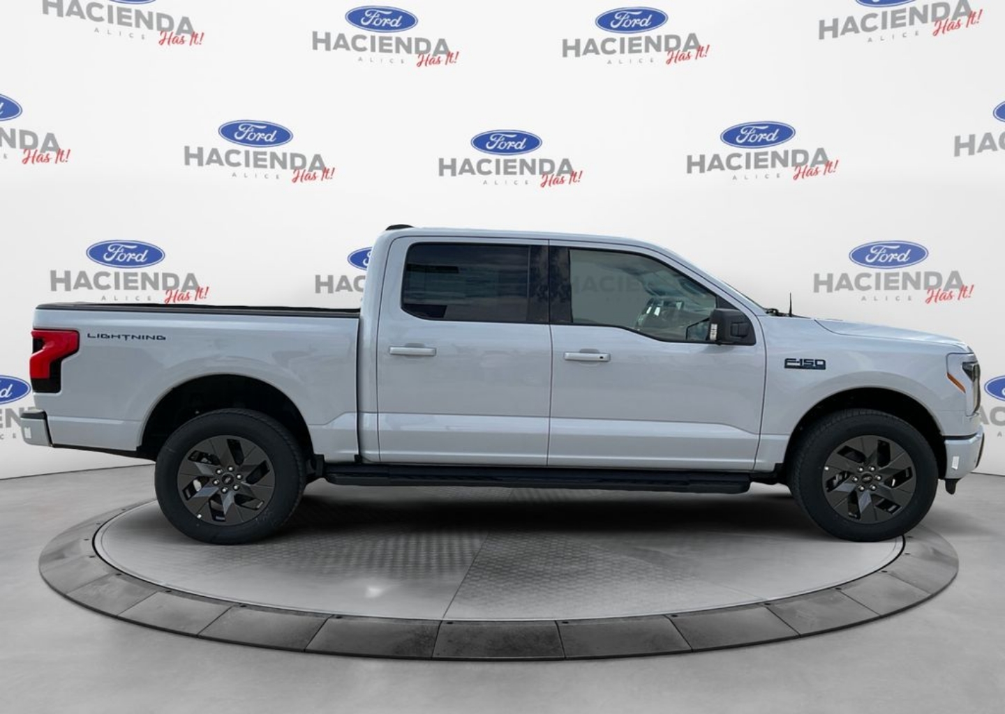 2025 Ford F-150 Lightning Flash - Photo 6