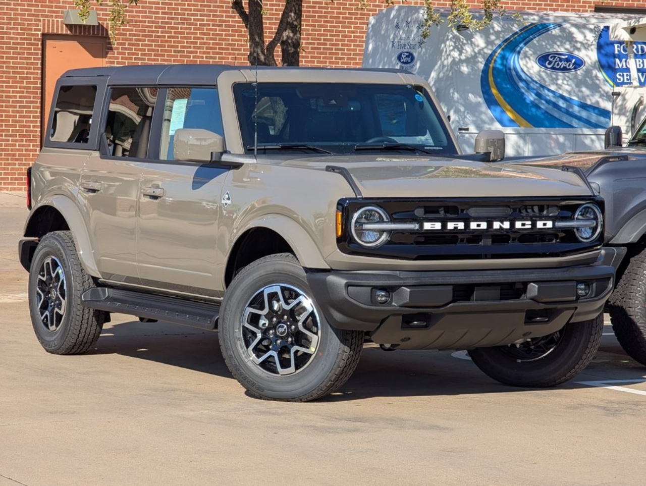 2025 Ford Bronco 4-Door Outer Banks's photo