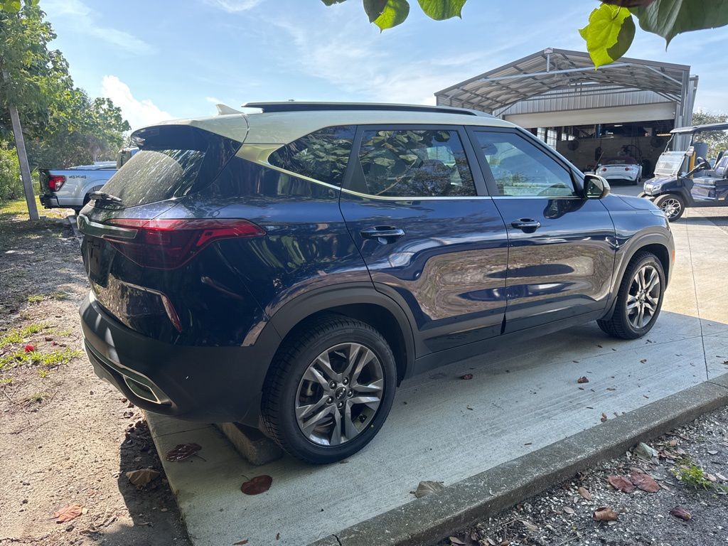 2023 Kia Seltos S photo 2