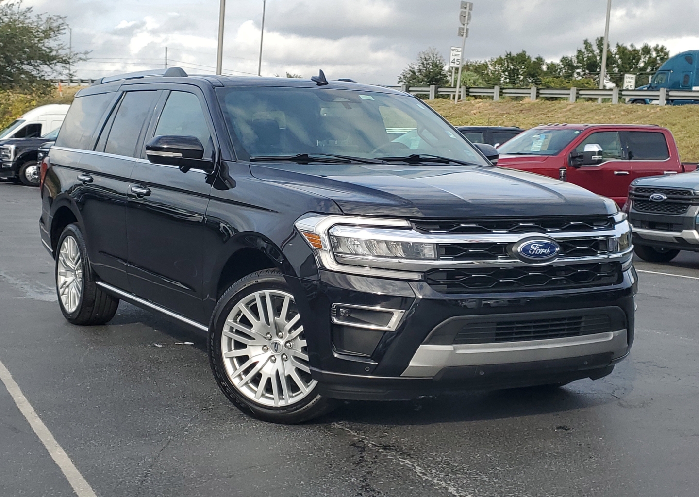2024 Ford Expedition Limited's photo