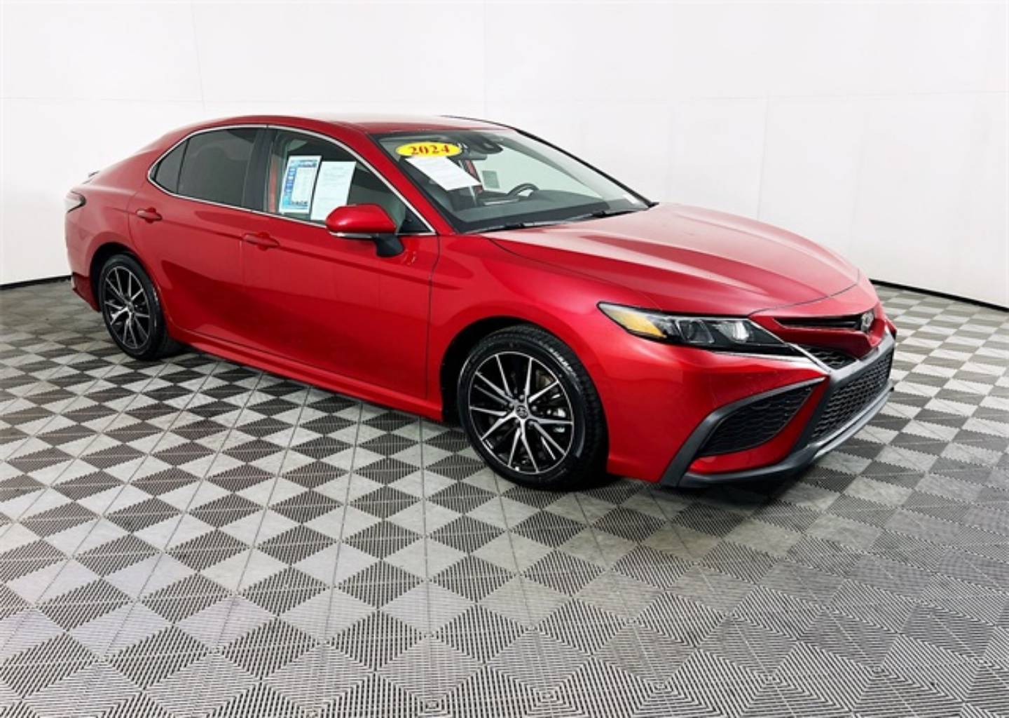 2024 Toyota Camry SE's photo