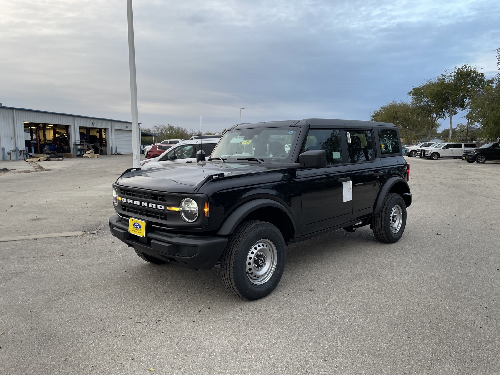 2025 Ford Bronco 4-Door Base's photo