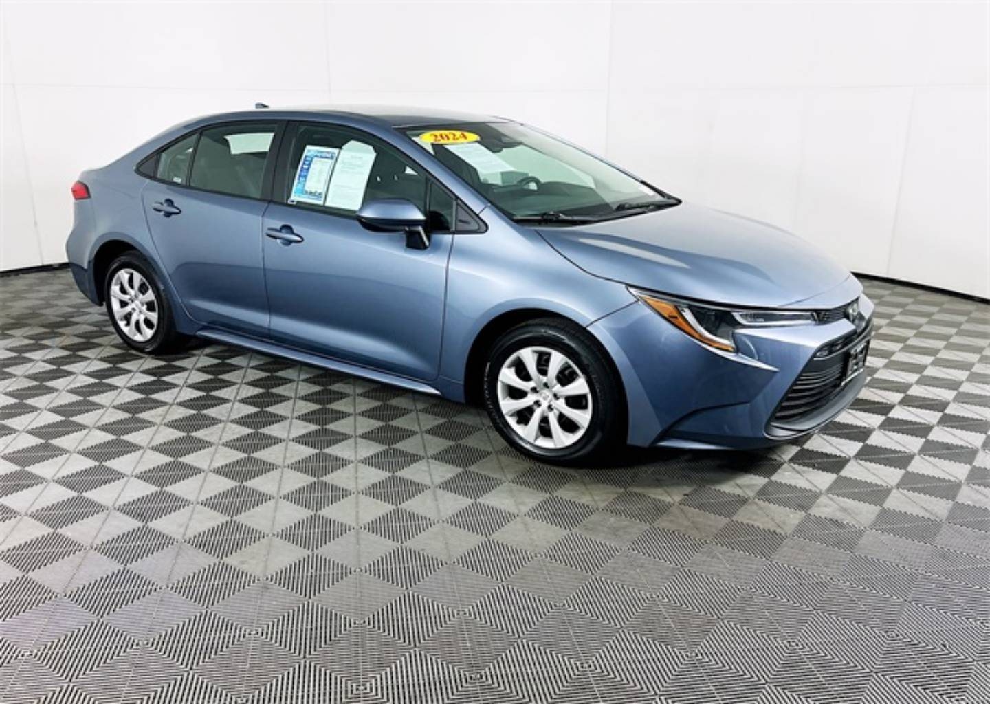 2024 Toyota Corolla LE's photo