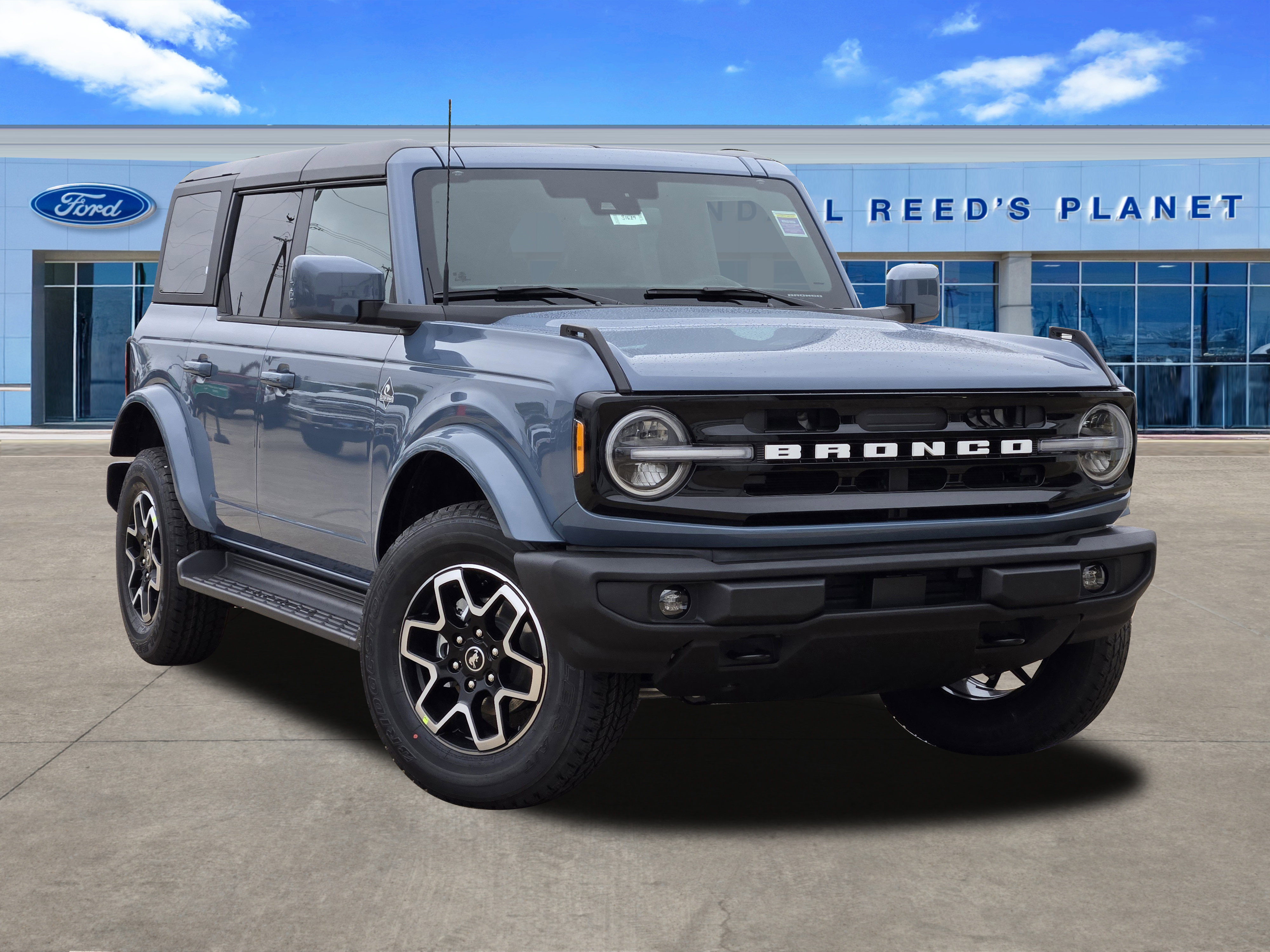 2025 Ford Bronco 4-Door Outer Banks's photo