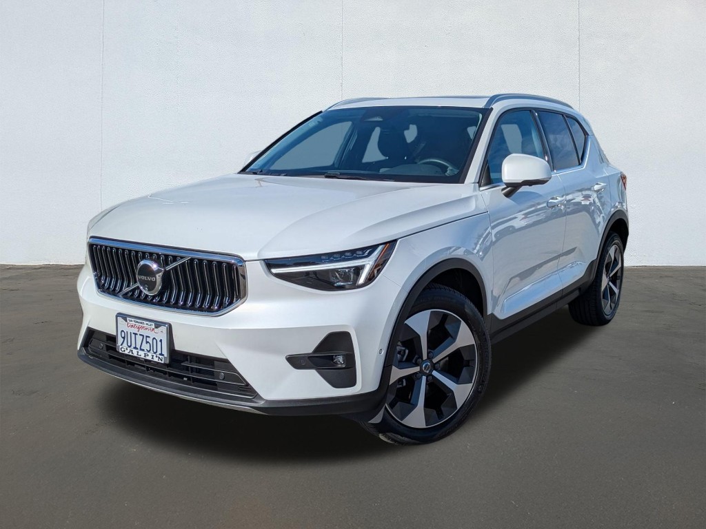 2025 Volvo XC40 B5 Plus Bright Theme