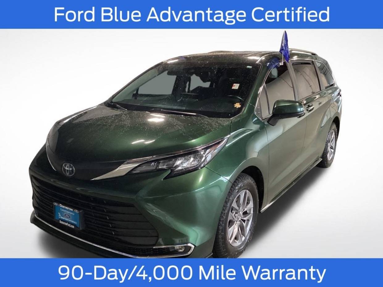 2023 Toyota Sienna XLE's photo