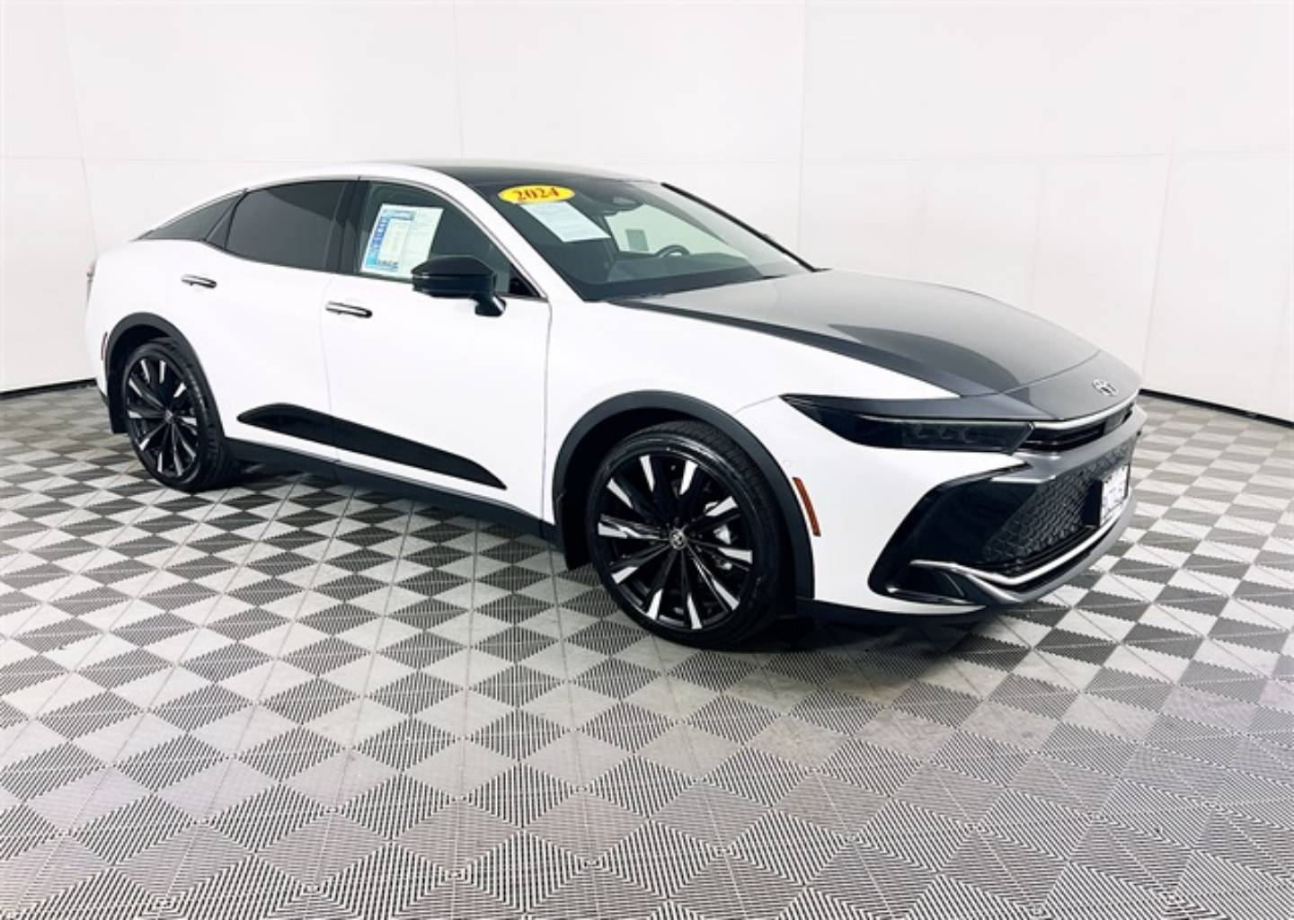 2024 Toyota Crown Platinum's photo