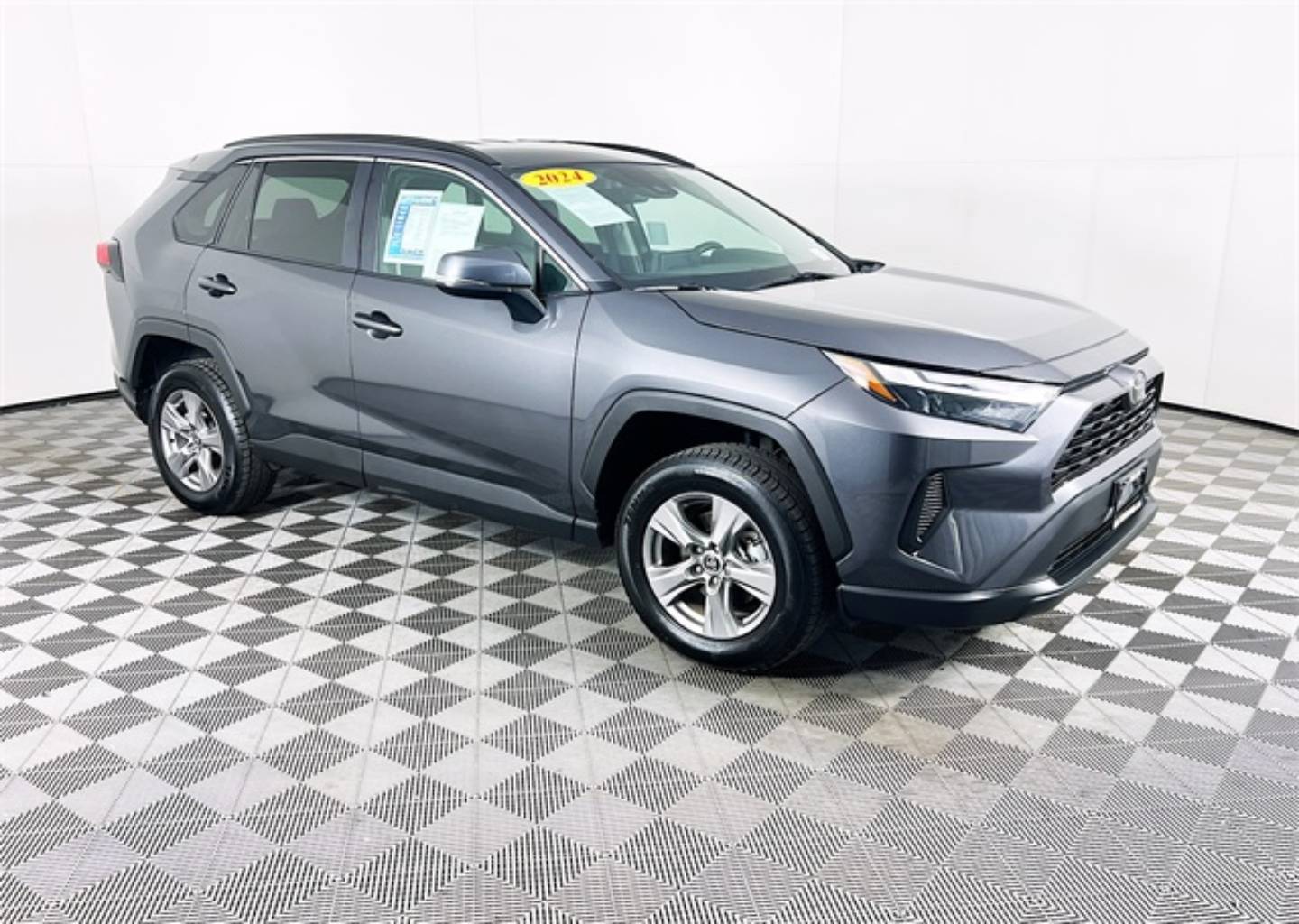 2024 Toyota RAV4 XLE's photo