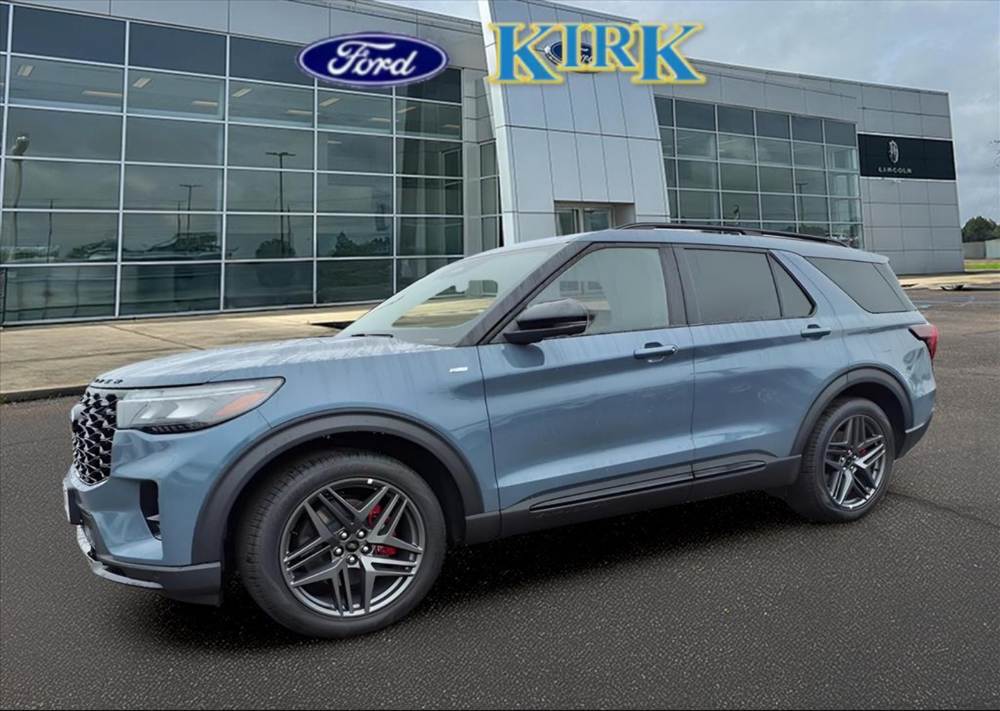 2025 Ford Explorer ST-LINE's photo