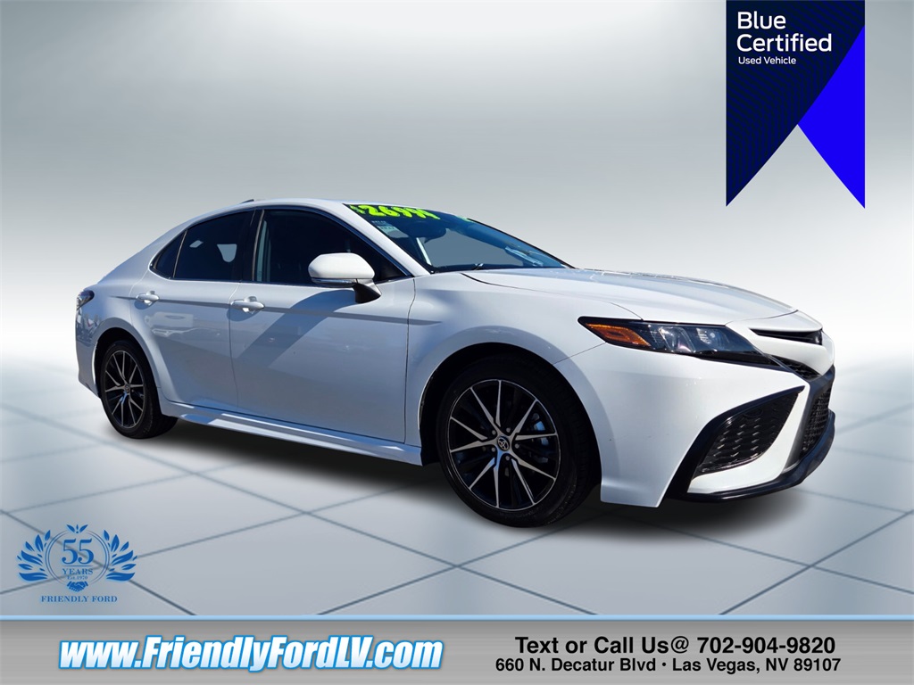 2024 Toyota Camry SE's photo