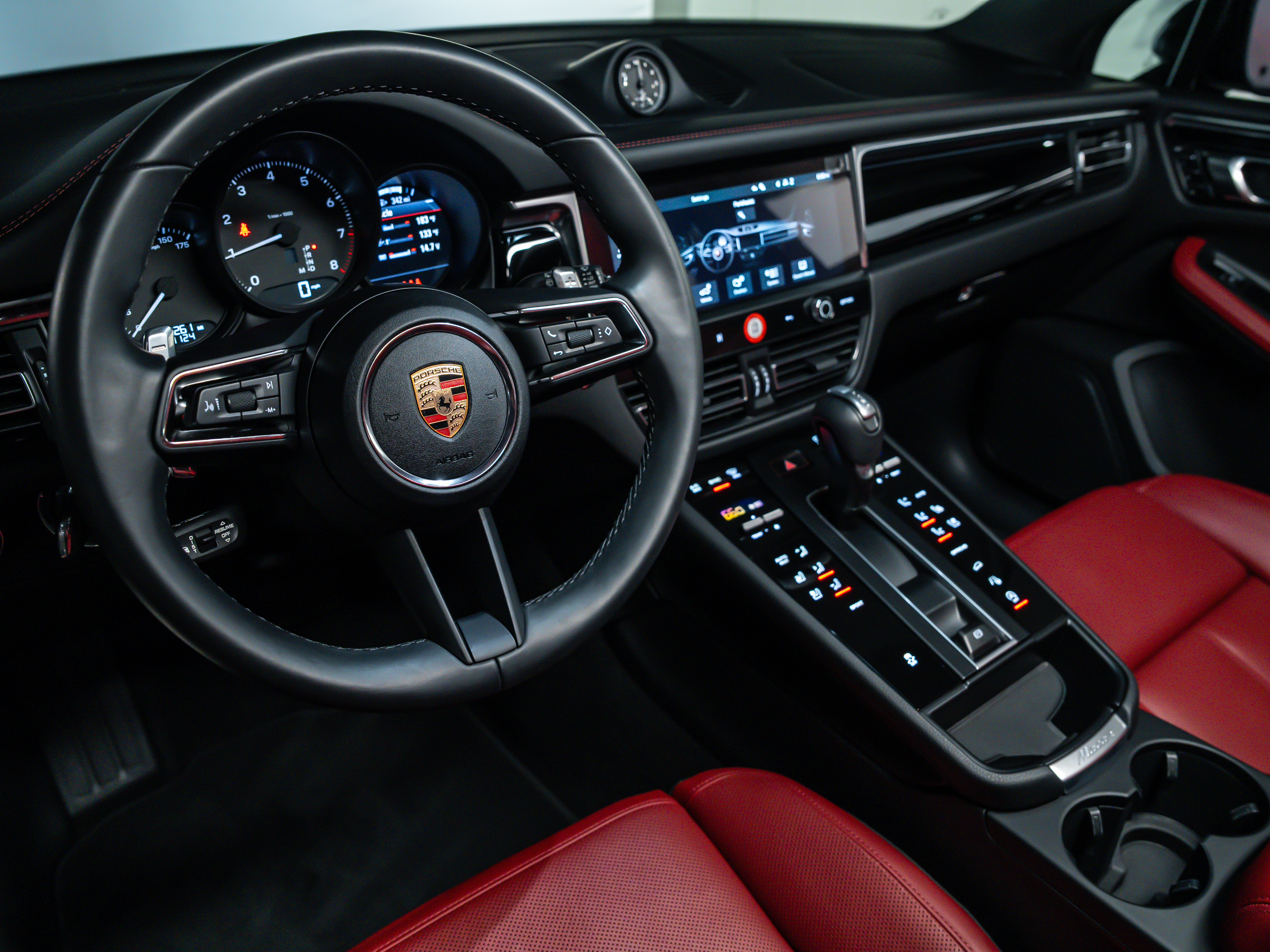 2025 Porsche Macan Base photo 3