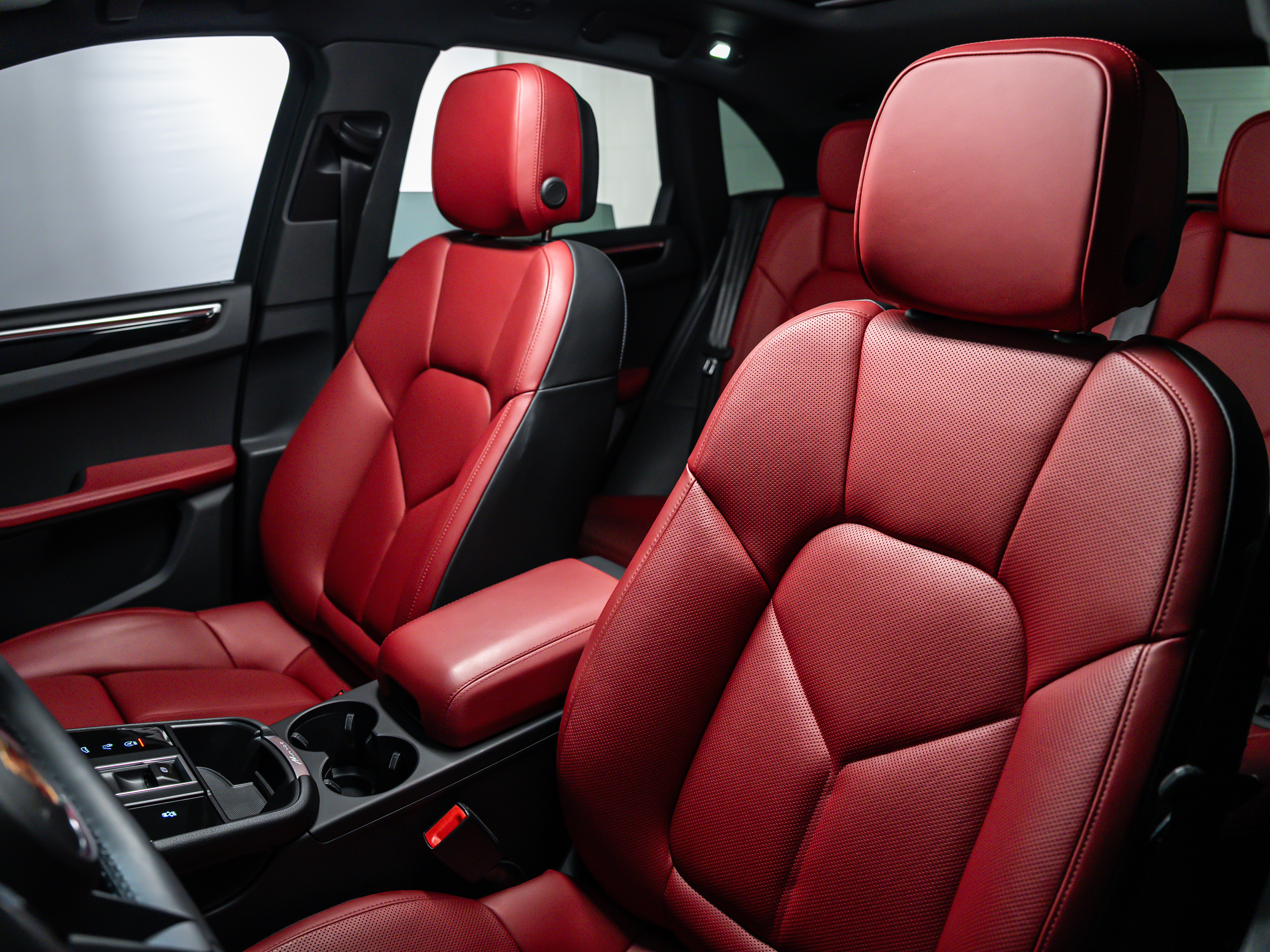 2025 Porsche Macan Base photo 4