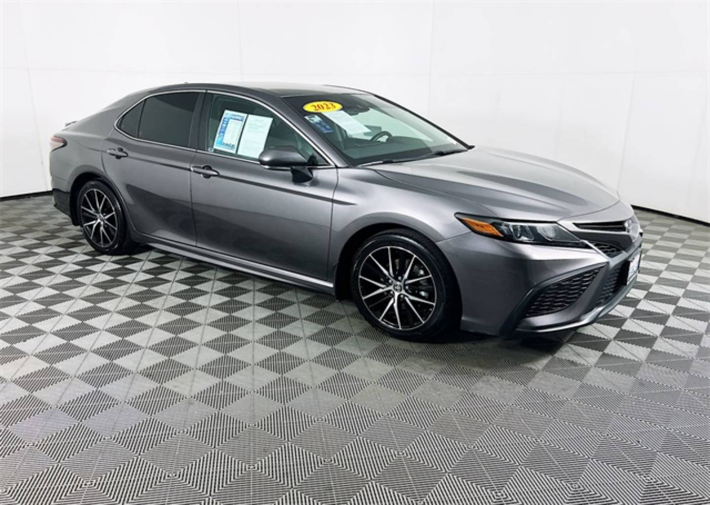 2023 Toyota Camry SE's photo