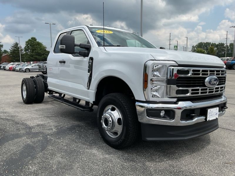 2025 Ford F-350 XL photo 2