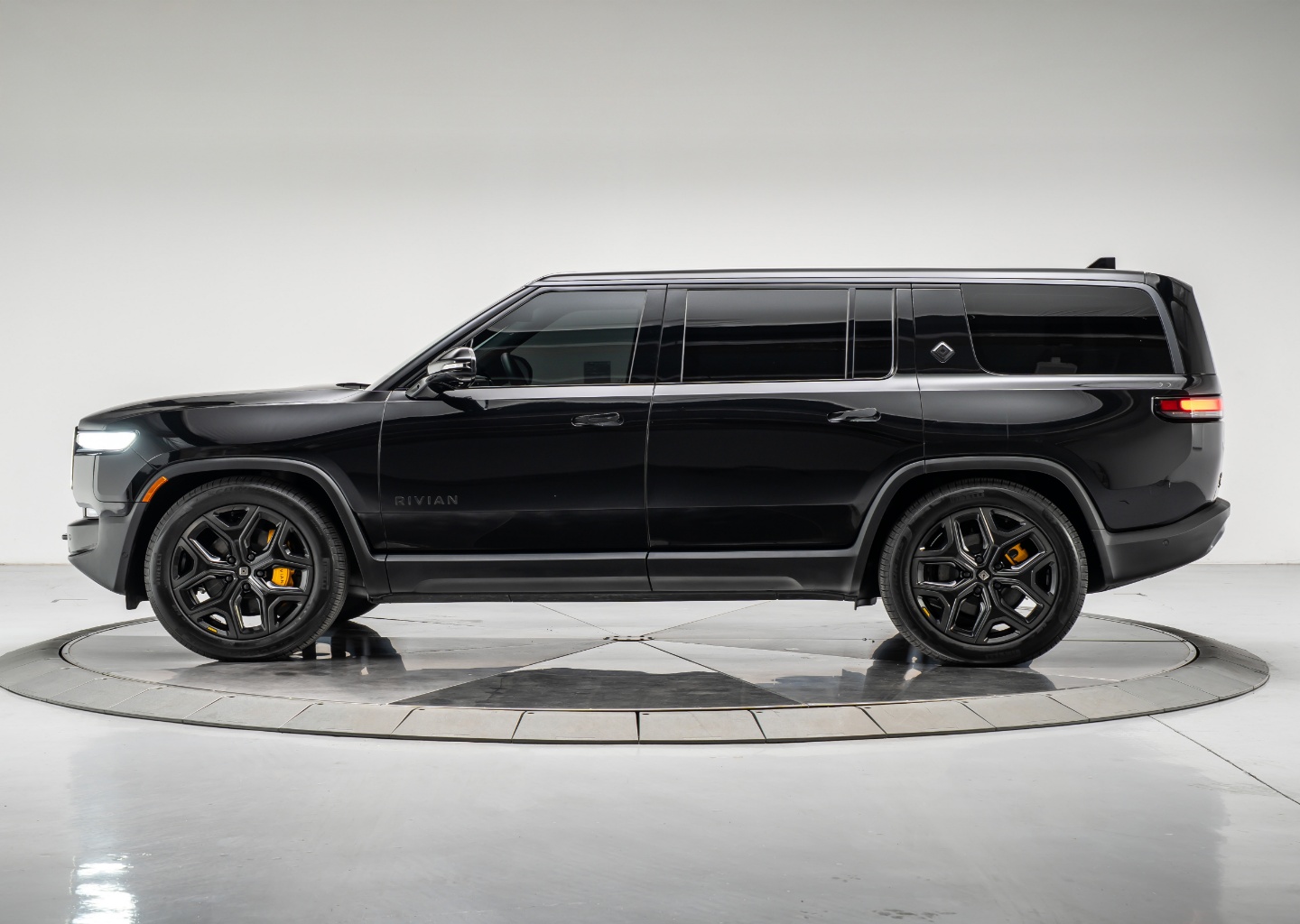 Used 2025 Rivian R1S Ascend with VIN 7PDSGCBP6SN074392 for sale in Los Angeles, CA