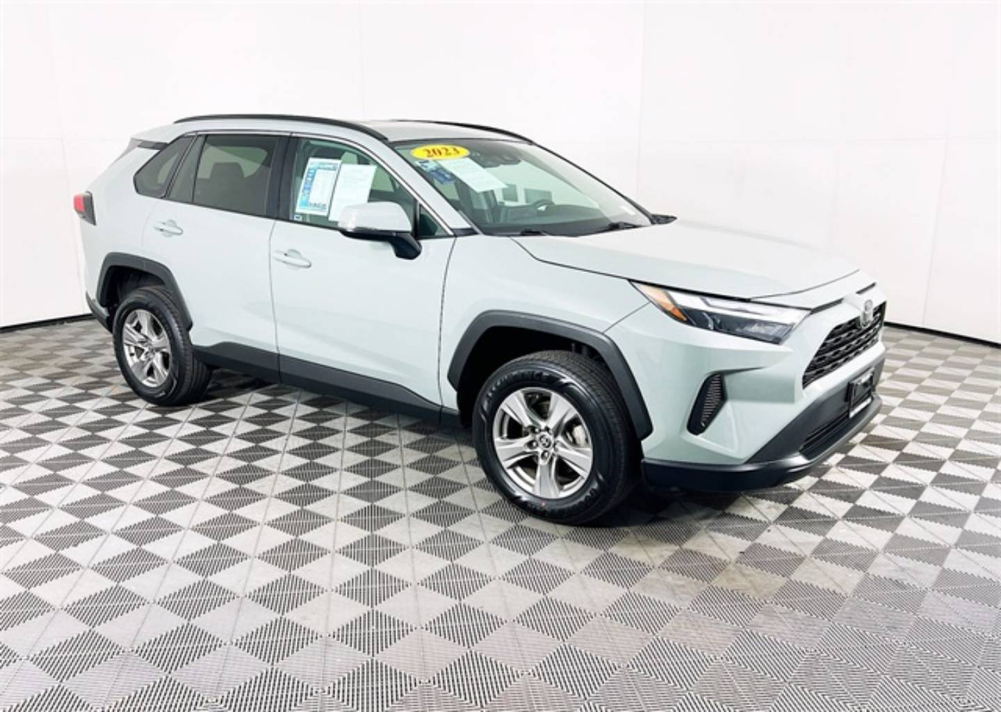 2023 Toyota RAV4 XLE's photo