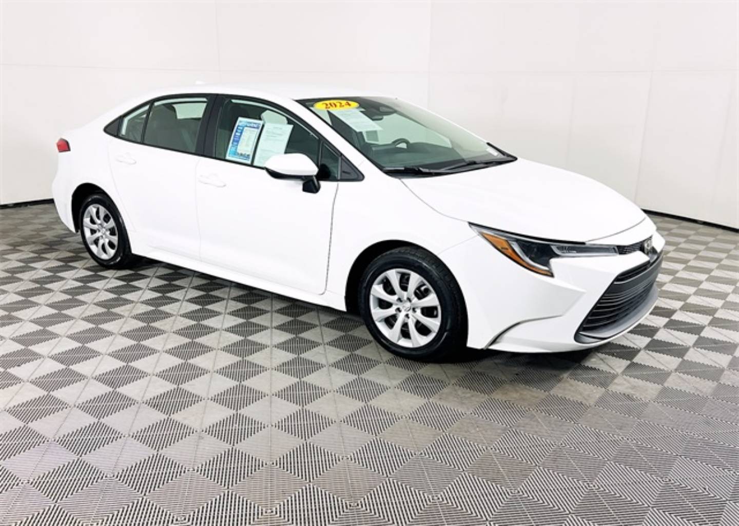 2024 Toyota Corolla LE's photo