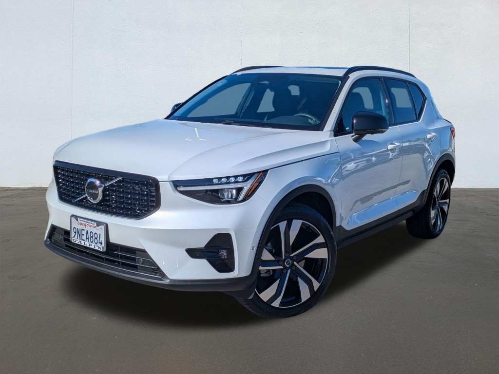 2024 Volvo XC40 B5 Ultimate Dark Theme