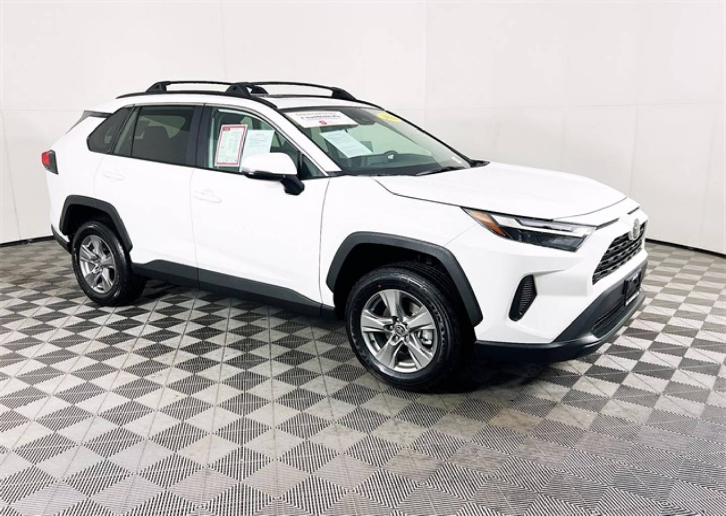 2025 Toyota RAV4 XLE's photo