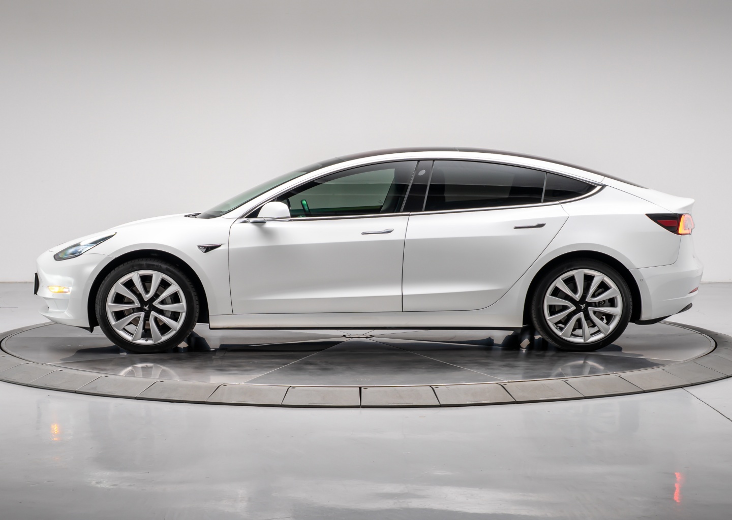 Used 2018 Tesla Model 3 Long Range with VIN 5YJ3E1EAXJF015792 for sale in Los Angeles, CA