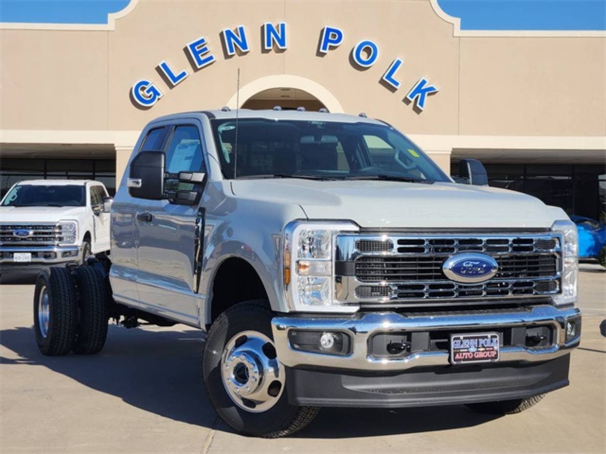 2026 Ford F-350 Super Duty Chassis Cab XL's photo
