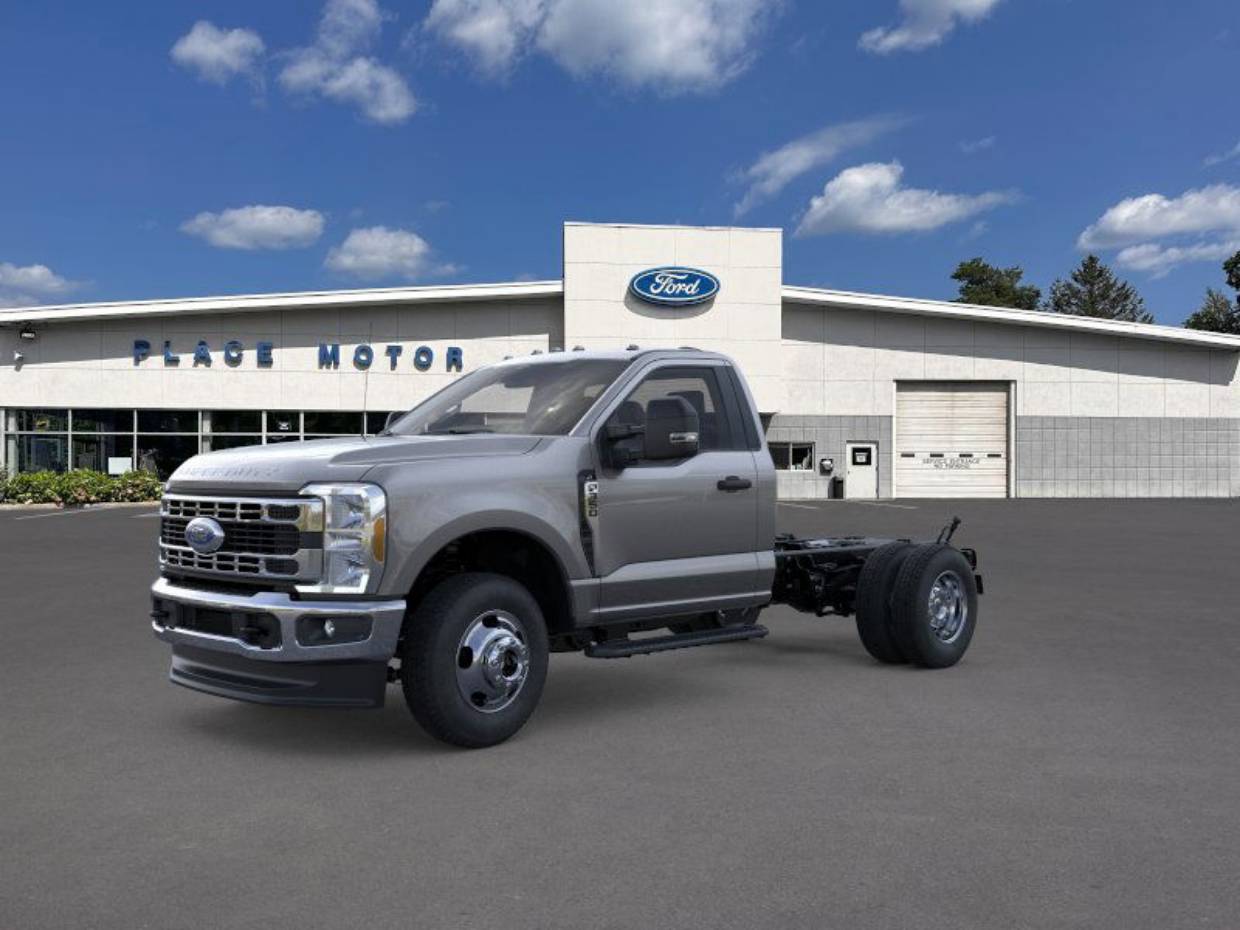 2025 Ford F-350 Super Duty Chassis Cab XL's photo