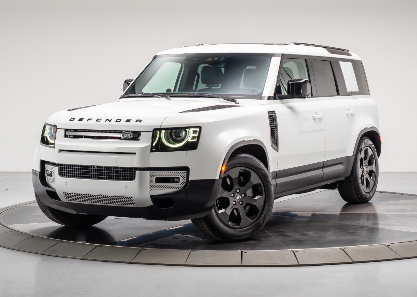 2025 Land Rover Defender S's photo